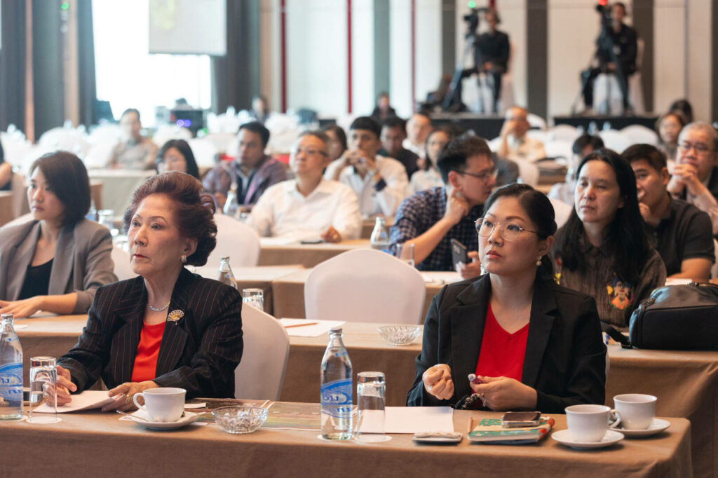 นวัตกรรมการจัดการขยะเศษอาหารด้วยเครื่องย่อยสลายจุลินทรีย์ (Food Waste Composter) จาก Oklin เป็นตัวอย่างของเทคโนโลยีที่สามารถแปลงเศษอาหารให้เป็น “ปุ๋ยอินทรีย์คุณภาพ” ภายในเวลาเพียง 24 ชั่วโมง ลดปริมาณขยะได้กว่า 80–90% และช่วยให้ผู้ประกอบการสามารถนำผลผลิตกลับมาใช้ประโยชน์ เช่น การบำรุงต้นไม้และพื้นที่สีเขียวภายในองค์กร หรือสนับสนุนโครงการเกษตรกรรมในชุมชน สร้างภาพลักษณ์ที่ดีและตอบโจทย์การทำ CSR/CSV สำหรับ SME การลงทุนด้านเทคโนโลยีจัดการขยะไม่ใช่เพียงการลดต้นทุนการกำจัดขยะและค่าขนส่ง แต่ยังเป็นโอกาสในการสร้าง “ธุรกิจสีเขียว” ที่สามารถแข่งขันในตลาดโลกได้ โดยเฉพาะเมื่อผู้บริโภคและนักลงทุนให้ความสำคัญกับการดำเนินงานที่เป็นมิตรต่อสิ่งแวดล้อม