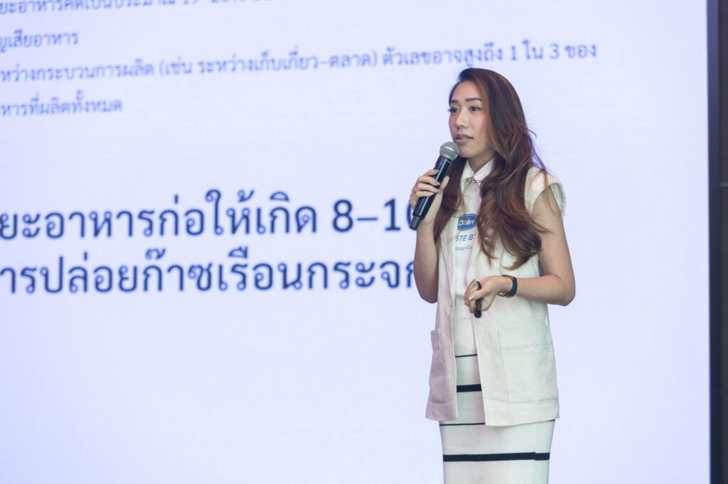 คุณณัฐกานต์ ได้กล่าวถึงปัญหาขยะเศษอาหารที่เกิดขึ้นในประเทศไทยและทั่วโลก ว่าเป็นหนึ่งในสาเหตุสำคัญของการปล่อยก๊าซมีเทน (CH₄) ซึ่งมีศักยภาพในการก่อภาวะโลกร้อนสูงกว่า ก๊าซคาร์บอนไดออกไซด์ (CO₂) ถึง 28 เท่า การหาทางออกที่ยั่งยืนเพื่อลดปริมาณขยะอินทรีย์ จึงไม่เพียงช่วยบรรเทาผลกระทบด้านสิ่งแวดล้อม แต่ยังสร้างโอกาสใหม่ให้กับธุรกิจ SME ที่ต้องการยกระดับมาตรฐานความยั่งยืน และสอดคล้องกับแนวทาง BCG Economy รวมถึงเป้าหมาย Net Zero ของประเทศ
