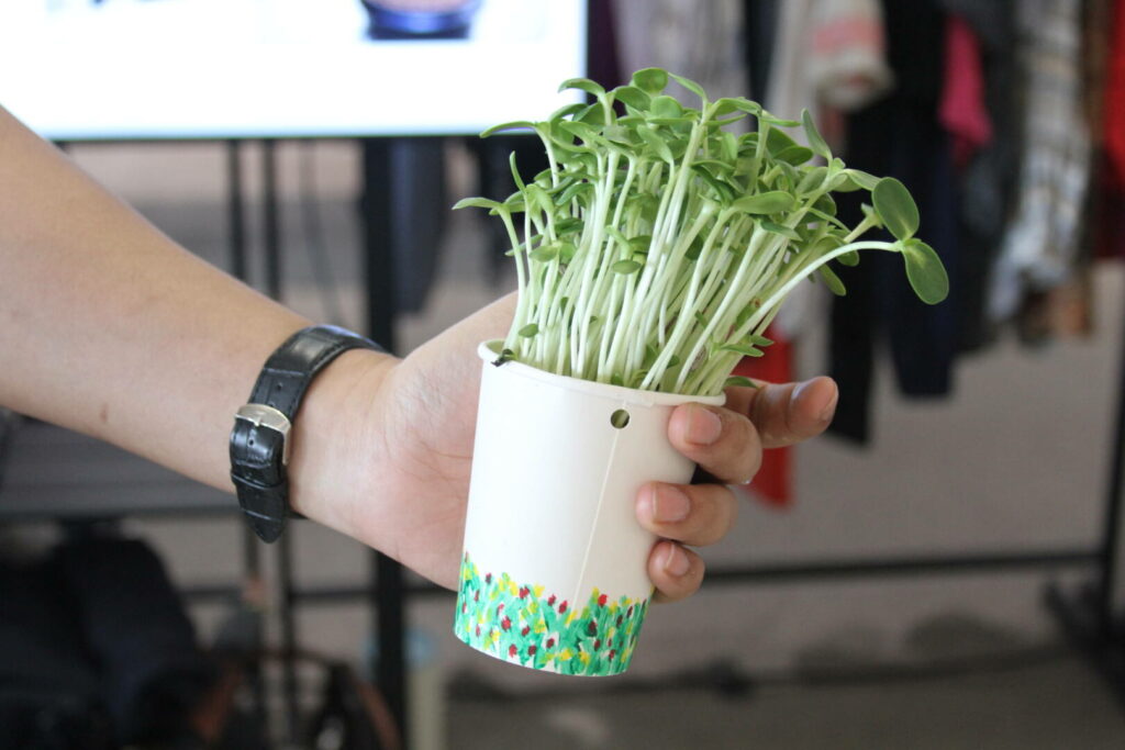 เบื้องหลังความมหัศจรรย์นี้คือ เทคโนโลยีเครื่องย่อยขยะอาหารของ Oklin ที่สามารถย่อยเศษอาหารให้กลายเป็นปุ๋ยอินทรีย์ได้ภายใน 24 ชั่วโมง โดยไม่ส่งกลิ่น ไม่ปล่อยของเสีย และลดปริมาณขยะได้มากถึง 80–90% ช่วยลดภาระต่อหลุมฝังกลบ และลดการปล่อยก๊าซมีเทนที่เป็นต้นเหตุของภาวะโลกร้อน