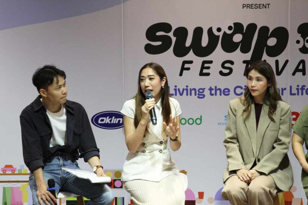 วันที่ 18 กันยายน 2568 ที่ผ่านมา ณ The PARQ กรุงเทพฯ บริษัท Oklin (Thailand) จำกัด ได้เข้าร่วมงาน SWAP UP Festival Vol.3 เทศกาลแลกเปลี่ยนเพื่อความยั่งยืน ภายใต้แนวคิด “Living in the Circular Lifestyle” โดยมีวัตถุประสงค์เพื่อสร้างการรับรู้เรื่องเศรษฐกิจหมุนเวียน (Circular Economy) และการใช้ชีวิตอย่างใส่ใจสิ่งแวดล้อม ในงานนี้ คุณณัฐกานต์ คลอวุฒิวัฒน์ กรรมการผู้จัดการ Oklin (Thailand) ได้รับเชิญขึ้นเวทีเสวนาหัวข้อ “It’s all connected: How circularity shapes the way we live, work and create” ร่วมพูดคุยกับตัวแทนจากองค์กรผู้นำด้านความยั่งยืน เพื่อแลกเปลี่ยนมุมมองในการสร้างระบบหมุนเวียนที่เป็นจริงในสังคมไทย