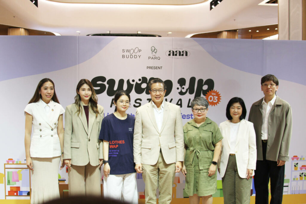Oklin ชู Circularity ที่ “มากกว่าขยะ” ร่วมเวทีเสวนา SWAP UP Festival Vol.3 ถ่ายทอดแนวคิดคืนคุณค่าสู่ชุมชน ในงาน SWAP UP Festival Vol.3 ภายใต้แนวคิด Living in the Circular Lifestyle ที่จัดขึ้น ณ The PARQ เมื่อวันที่ 18 กันยายน 2568 คุณณัฐกานต์ คลอวุฒิวัฒน์ กรรมการผู้จัดการ บริษัท Oklin (Thailand) จำกัด ได้รับเชิญร่วมพูดคุยในเวทีเสวนา "It’s all connected: How circularity shapes the way we live, work and create" ซึ่งเป็นหนึ่งในกิจกรรมไฮไลต์ของงานในครั้งนี้ Oklin ในฐานะผู้บุกเบิกการจัดการขยะอาหารโดยใช้นวัตกรรมแปรรูปเศษอาหารเป็น “ปุ๋ยอินทรีย์” คุณภาพสูง ได้นำเสนอแนวคิด Circularity ที่ไม่ใช่แค่เรื่องของขยะ แต่คือการ “คืนคุณค่า” ให้กับสิ่งที่เคยถูกมองว่าไร้ค่า ไม่ว่าจะเป็นเศษอาหาร วัสดุ พลังงาน ความรู้ หรือแม้แต่ความสัมพันธ์ในชุมชน “Circularity สำหรับเรา คือการเปลี่ยนของเหลือทิ้งให้กลับมามีชีวิตใหม่ในรูปแบบที่เป็นประโยชน์” — ณัฐกานต์ คลอวุฒิวัฒน์, Oklin (Thailand) กิจกรรมครั้งนี้ยังเน้นย้ำว่า เศษอาหารไม่ใช่แค่ของเสีย แต่คือทรัพยากรที่สามารถหมุนเวียนกลับมาใช้ใหม่ได้ โดยเฉพาะเมื่อถูกนำไปใช้ในการฟื้นฟูพื้นที่สีเขียว การปลูกพืชผัก หรือคืนกลับสู่ระบบนิเวศอย่างยั่งยืน Oklin จึงร่วมเป็นพาร์ตเนอร์ของเทศกาลนี้ในการจัด Workshop ปลูกต้นอ่อนทานตะวัน โดยใช้ปุ๋ยที่ผลิตจากขยะอาหารของ The PARQ เอง ซึ่งถือเป็นตัวอย่างของ Circular Lifestyle ที่จับต้องได้จริง