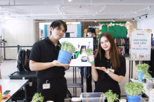 ปลูกต้นอ่อนทานตะวันด้วย “ปุ๋ยจากขยะอาหาร” กิจกรรม Workshop ที่เปลี่ยนเศษอาหารให้กลายเป็นชีวิตใหม่บนผืนดิน โดย Oklin และ The PARQ ในยุคที่ปัญหาขยะอาหารกลายเป็นหนึ่งในประเด็นเร่งด่วนด้านสิ่งแวดล้อม “การจัดการเศษอาหารอย่างยั่งยืน” จึงไม่ใช่เพียงแค่เรื่องของภาครัฐหรือองค์กรอีกต่อไป แต่คือเรื่องที่ทุกคนสามารถมีส่วนร่วมได้ — และกิจกรรม Workshop ปลูกต้นอ่อนทานตะวันนี้คือหนึ่งในกิจกรรมดี ๆ ที่ Oklin ตั้งใจจัดขึ้นเพื่อสร้างการเรียนรู้และสร้างแรงบันดาลใจให้กับผู้คนทุกวัย