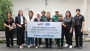 ตลาดหลักทรัพย์แห่งประเทศไทย ร่วมกับ โอ๊คลิน ส่งมอบ “วิตามินบำรุงพืชจากขยะเศษอาหาร” 1,000 กิโลกรัม สนับสนุนพื้นที่สีเขียวสำนักงานเขตดินแดง